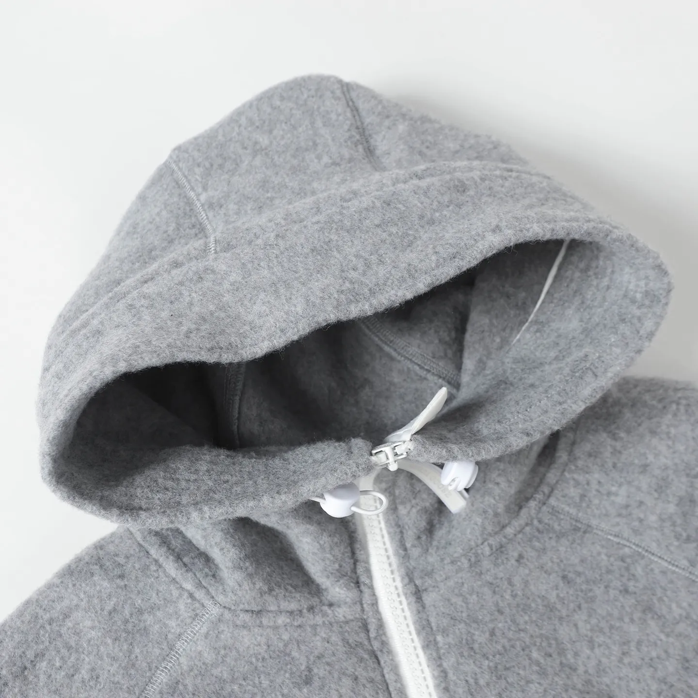 P620 Canada Goose/ Chilliwa series cashmere bomber jacket, exclusive customized wool fabric, containing 60% wool content! Super lightweight, soft and warm! The high-tech breathable space cotton liner makes the entire shape very stiff and soft, comfortable and lightweight at the same time. Breathable, soft, non-stuffy, lightweight, stylish, and non-deformable. The iconic double-stripe reflective strips are designed on the back of the collar and splicing. No detail is missed. The front placket allows you to easily cope with seasonal changes and calmly resist bad weather. High-density badges. All threaded accessories are customized. Loose fit and adjustable drawstring. Not bloated at all. Quite fashionable. It can be said to be a very unique design. This year's must-have style is for men and women. Size: S-L